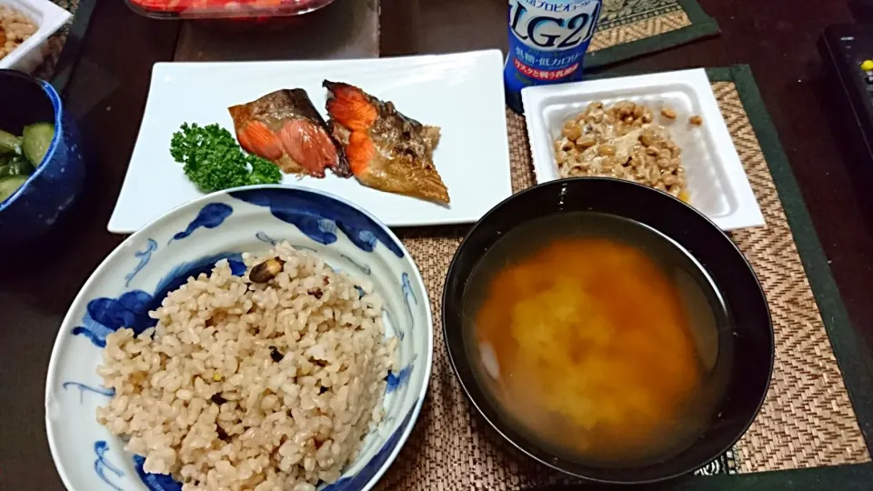 Snapdishの料理写真:鮭の切り落とし&納豆&じゃがいもの味噌汁|まぐろさん