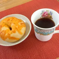 Snapdishの料理写真:チーズベーグルとコーヒー☕️|パインさん