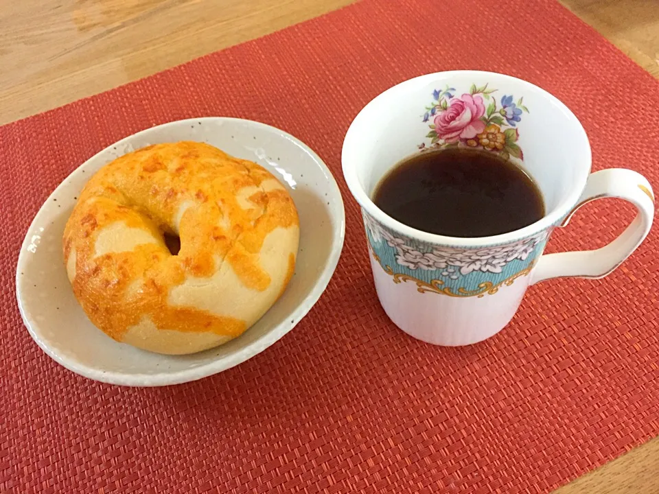 チーズベーグルとコーヒー☕️|パインさん