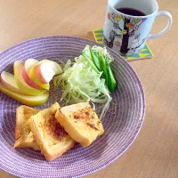 Snapdishの料理写真:フレンチトーストと旬のリンゴで朝ごはん|Mskさん