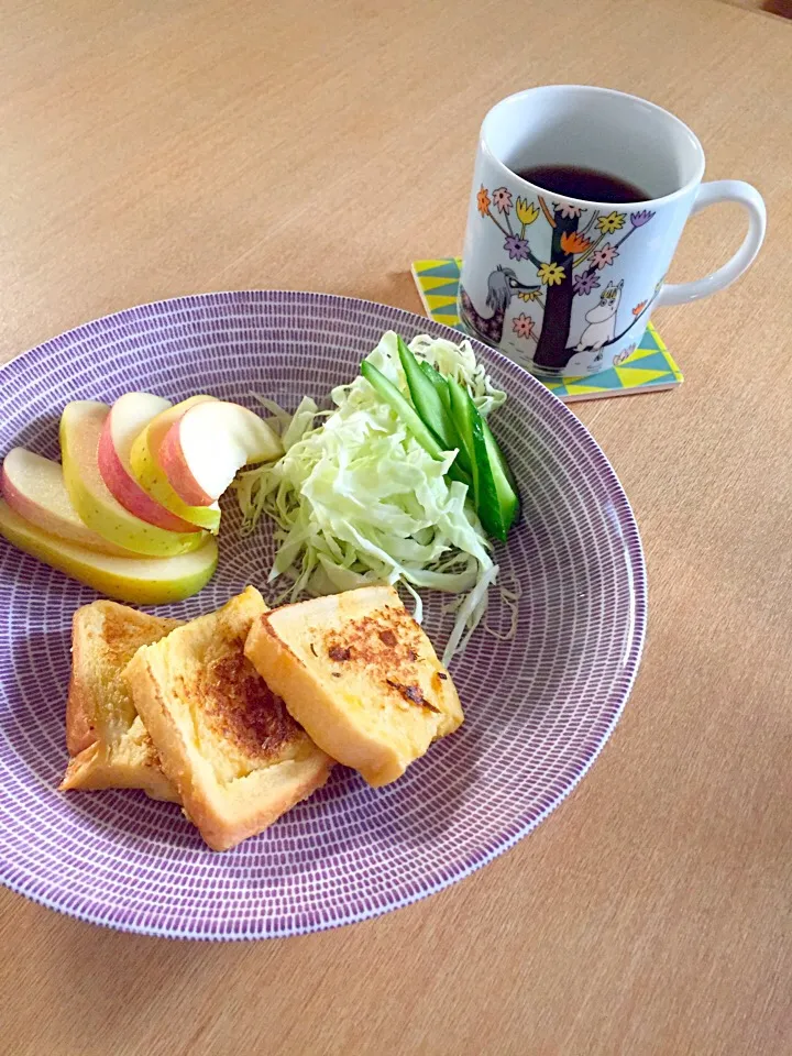 フレンチトーストと旬のリンゴで朝ごはん|Mskさん