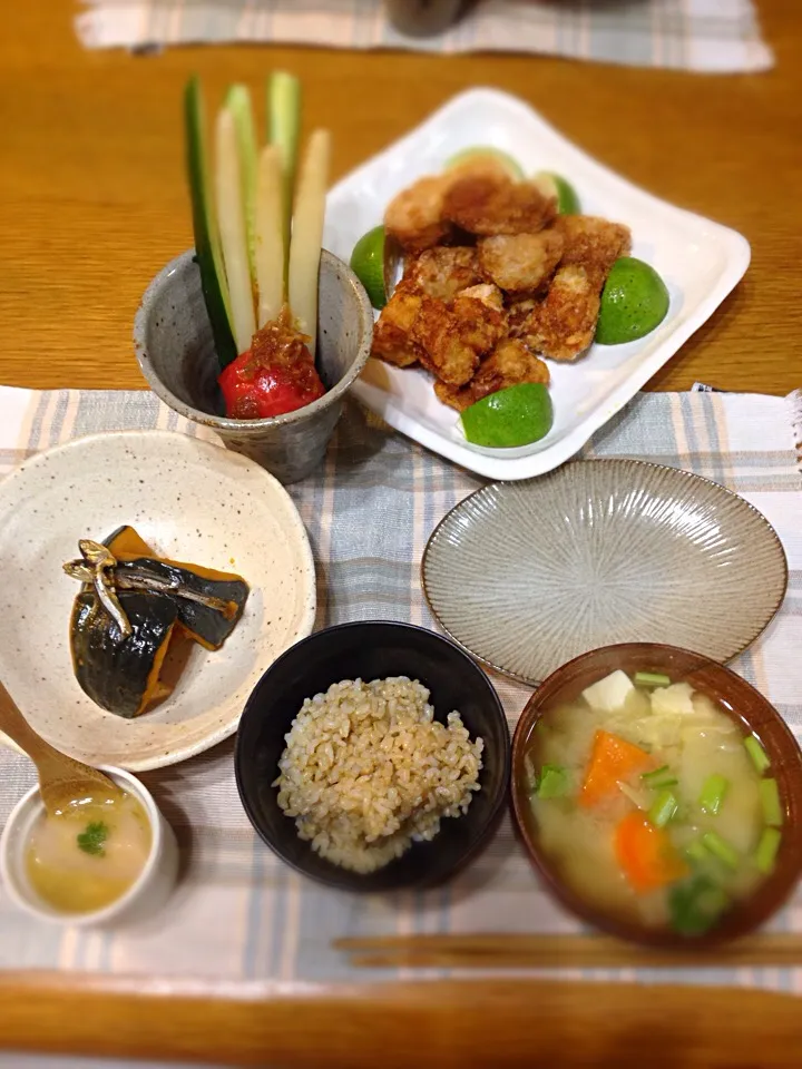 玄米ご飯・具だくさん味噌汁・とりの唐揚げのカボス添え・かぼちゃの煮物・ピーナッツ豆腐柚味噌のせ・きゅうりとホワイトアスパラと焼きトマトサラダ🍅|Hissanさん