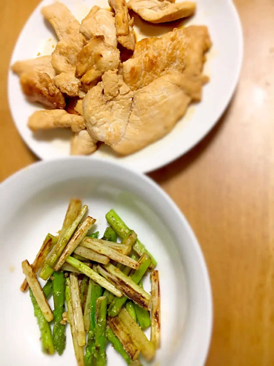 Snapdishの料理写真:鶏胸肉の生姜焼きとアスパラオリーブ焼き|にゃんさん