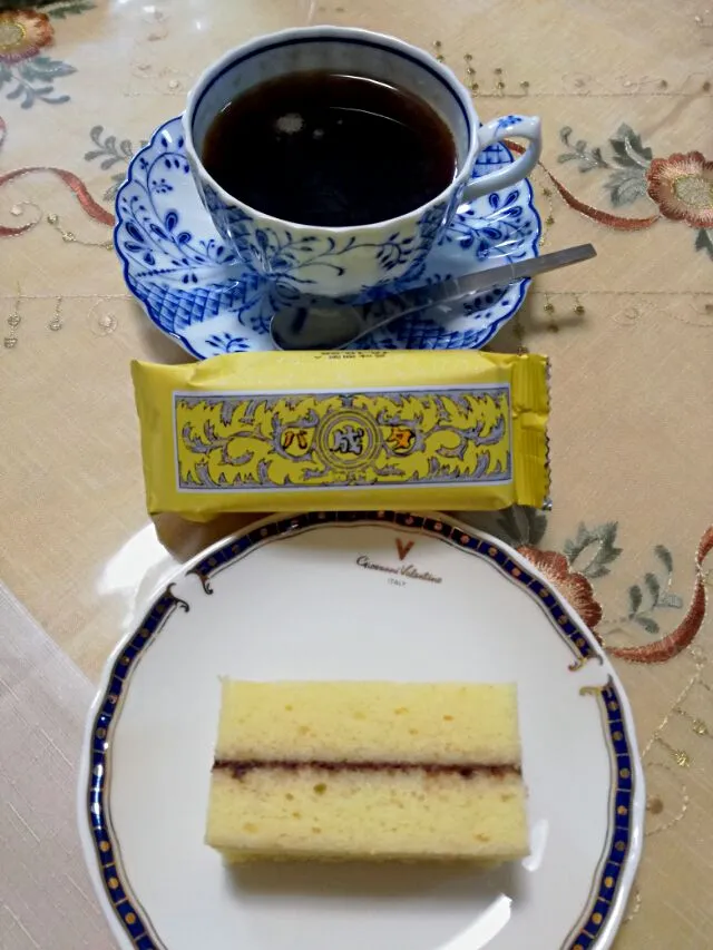 Snapdishの料理写真:昼お茶☕
北海道お土産頂きました📦
六花亭のマルセイバターケーキ😋|korinoさん