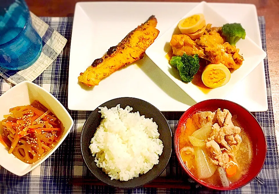 夜ご飯
秋鮭の胡麻焼き
鶏肉と玉子のさっぱり煮
金平牛蒡
豚汁
ご飯|nachiさん