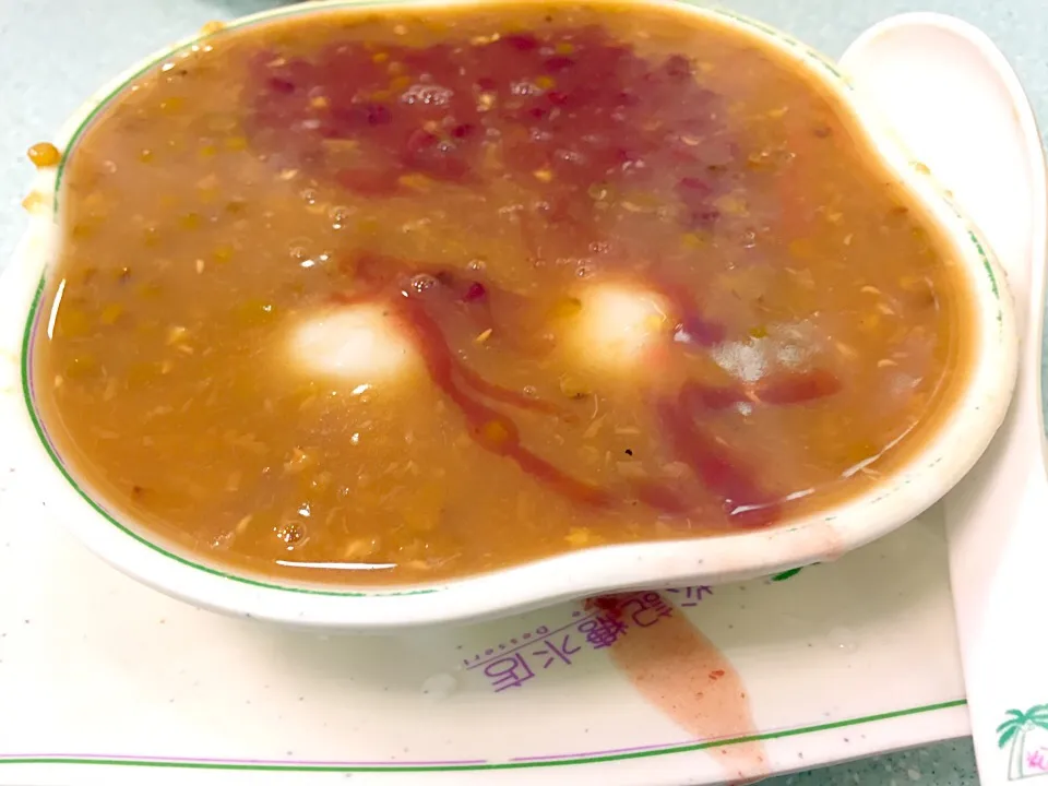 Snapdishの料理写真:Red bean + green bean sweet soup + rice dumplings|Sky Blueさん