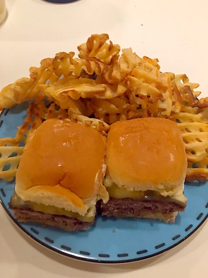 Sliders and waffle fries.|Garthoneさん