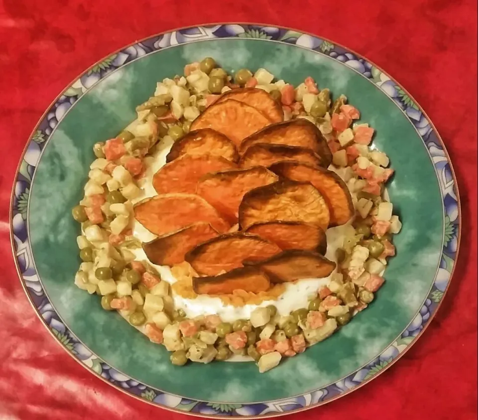 Snapdishの料理写真:selfmade Sweet potatoe chips in sweet potatoe mousse 🍠 with joghurt dip and Russian salad
                            ....

selbstgemachte Süsskartoffel Chips i|Najeskaさん