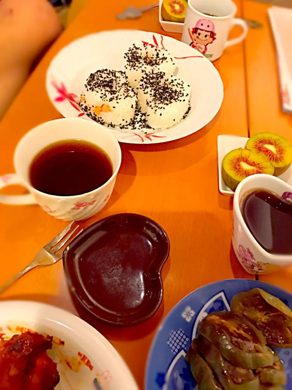 鮭おにぎり🍙  ごま塩  賀茂茄子の糠漬け  タンドリーチキン  🌻向日葵のようなキウイ  Blackコーヒー  Tokyo blend☕️|ch＊K*∀o(^^*)♪さん