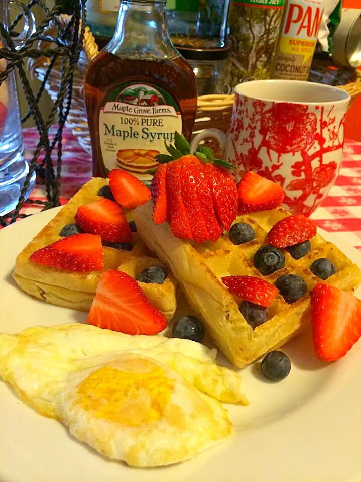 Waffles with fresh berries🍓🍇☕️|🌺IAnneさん