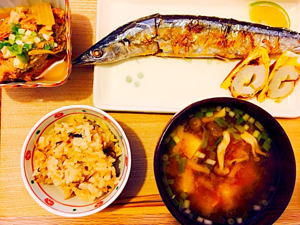 Snapdishの料理写真:…とある日の朝ごはん🍳
（さんまの塩焼き🐟、チーちくの玉子巻き、白菜と豚肉の重ね煮🐽、松茸ごはん🍄、しめじとお豆腐のお味噌汁）|Tinaさん