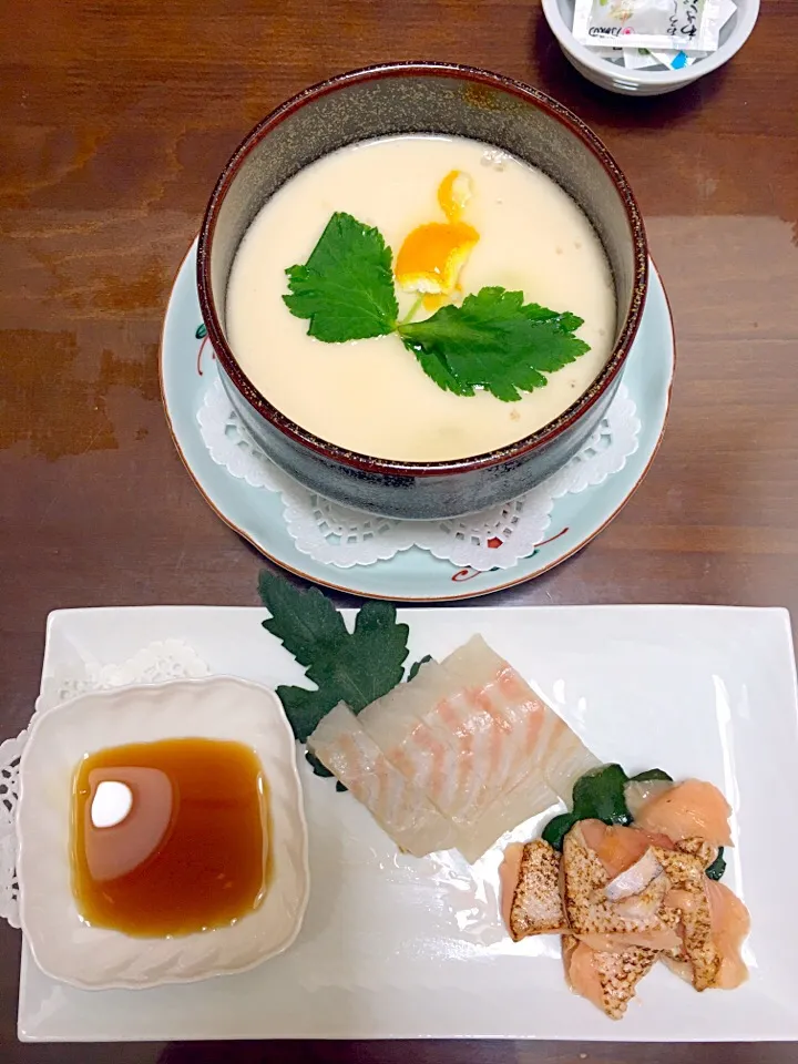 Snapdishの料理写真:前菜：サーモンと鯛(昆布じめ)／
         茶碗蒸し|takamuraさん