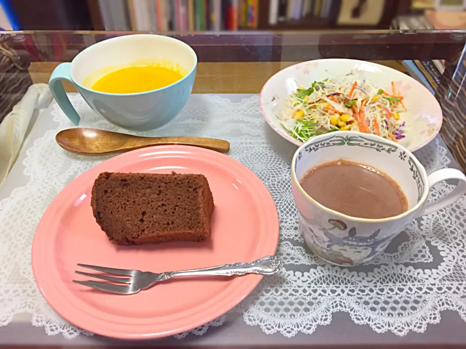 シフォンケーキをパン代わりにして、コーヒーと一緒に朝食
☆チョコレートシフォンケーキ
☆コーンとキャベツのサラダ
☆カボチャのスープ
☆ミルクたっぷりコーヒー|Hiromi  Yamauraさん