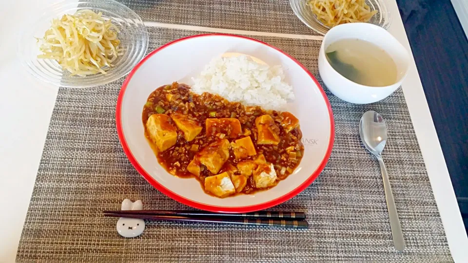 Snapdishの料理写真:今日の昼食　麻婆丼、もやしのサラダ、わかめと大根の中華スープ|pinknari🐰🌈さん