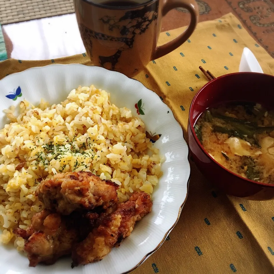 今日のお昼。
高一息子が作ってくれた、卵炒飯！
美味しくいただきました♡|renharuruさん