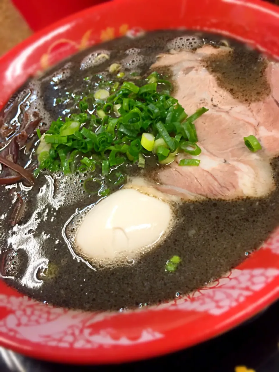 味玉黒ラーメン！本場の豚骨ラーメン！|Tomyさん