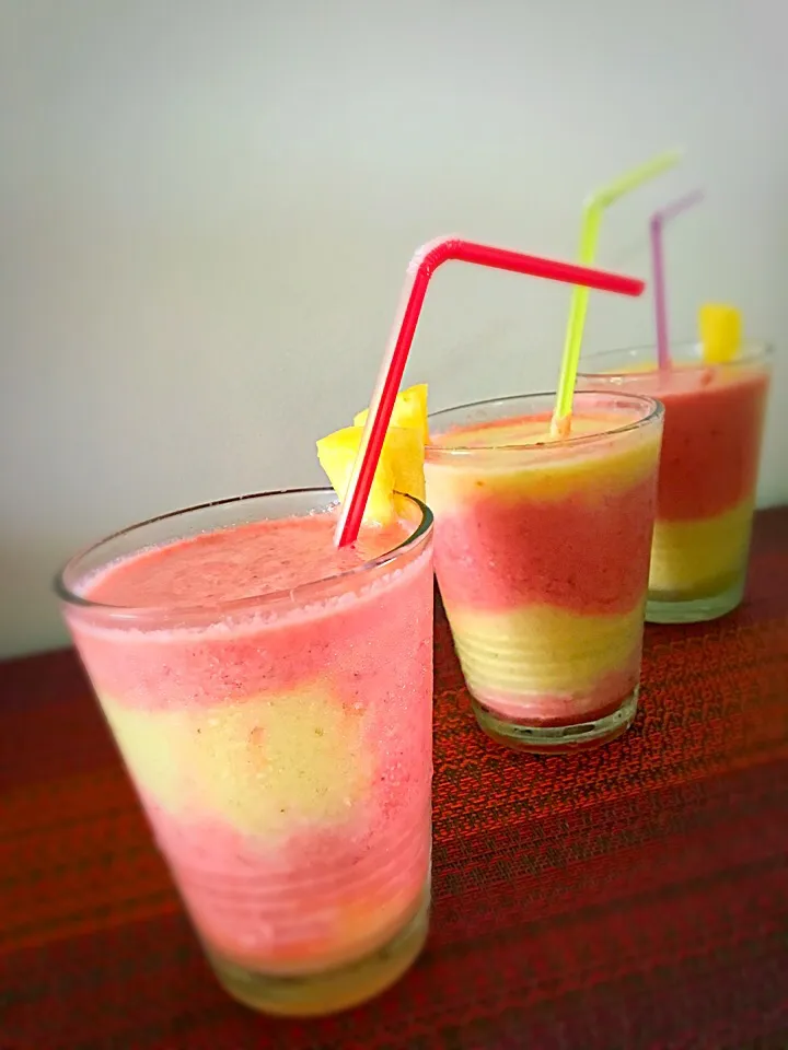 Snapdishの料理写真:Strawberries🍓Pineapples🍍Apples🍏 Honey🍯Yoghurt Juices of the day 😅|Tari's Kitchenさん