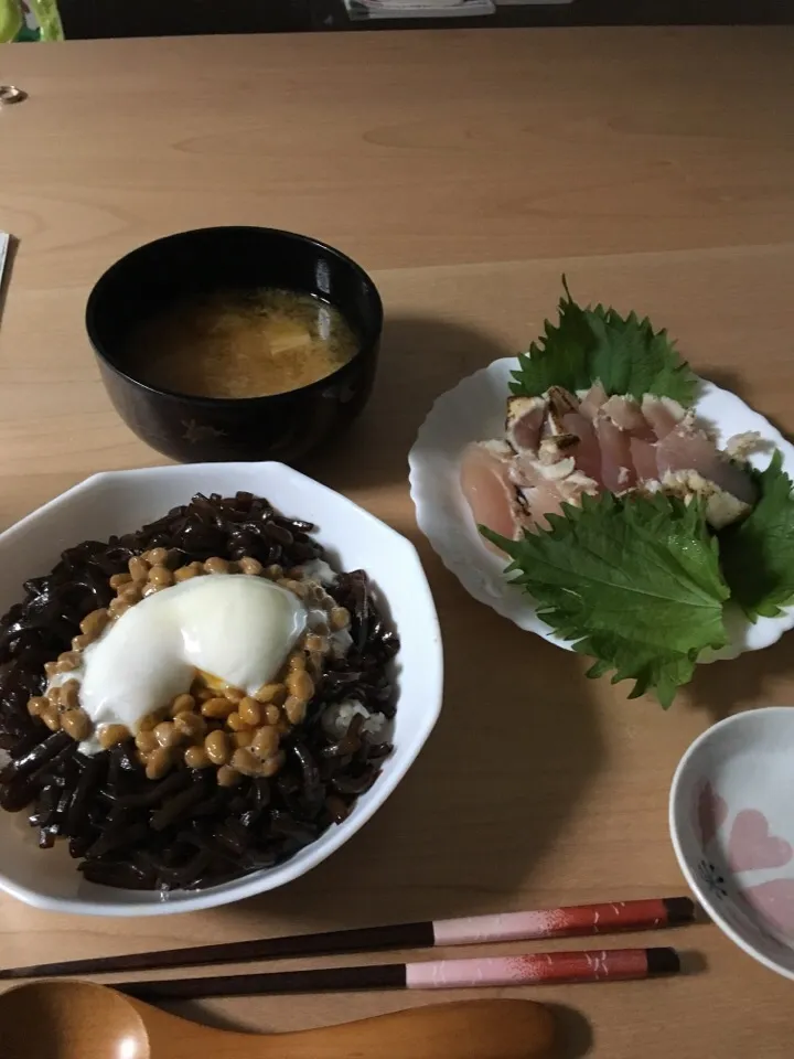 こんにゃく丼、マグロびんちょうの刺身|アップルさん