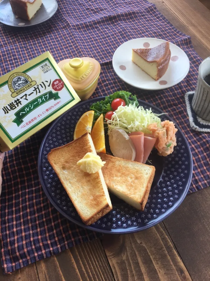 Snapdishの料理写真:小岩井マーガリンでトースト 明太ポテサラにもマーガリンを少しいれてみました。|まいぱんさん