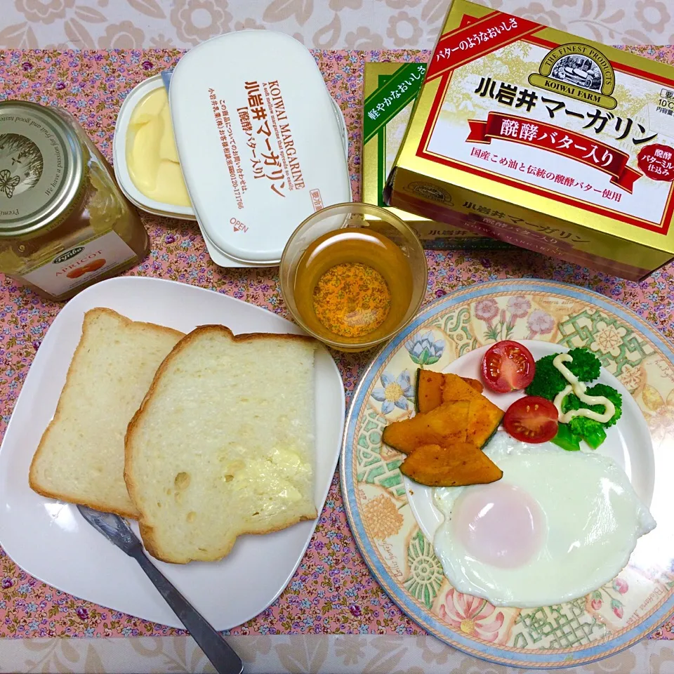 Snapdishの料理写真:「小岩井発酵バター入りマーガリン」をたべる朝ご飯☆HBで焼いた食パン、自家製りんごジャム、カボチャのマーガリン焼き、ブロッコリー、プチトマト、目玉焼き、りんごジュース|シフォンさん