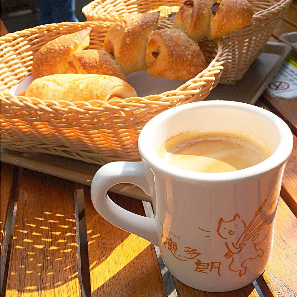 散歩途中で朝食タイム🍞☕️🚶

大好物のエピが焼きたてでご機嫌^ ^|lazy104さん