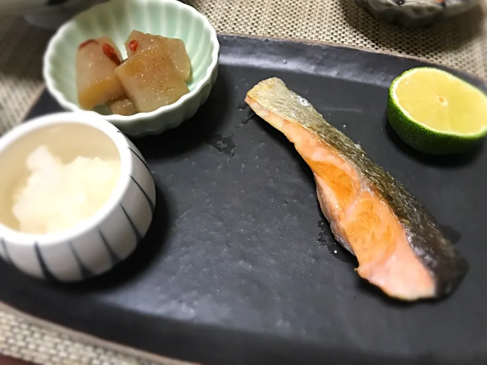 鮭の塩焼きとピリ辛こんにゃく。|yukiさん