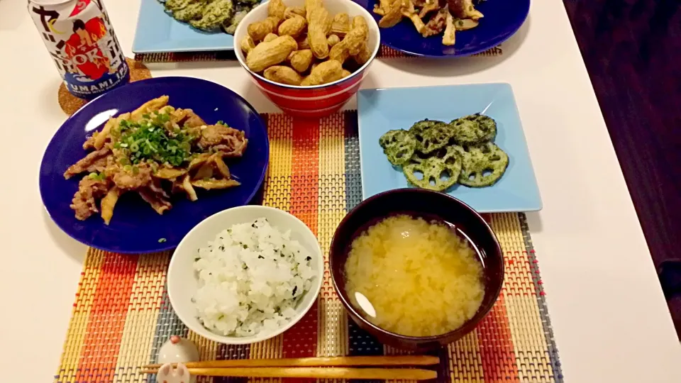 今日の夕食　牛肉とごぼうの味噌炒め、れんこんの磯辺焼き、わかめごはん、玉ねぎの味噌汁、ゆで落花生|pinknari🐰🌈さん