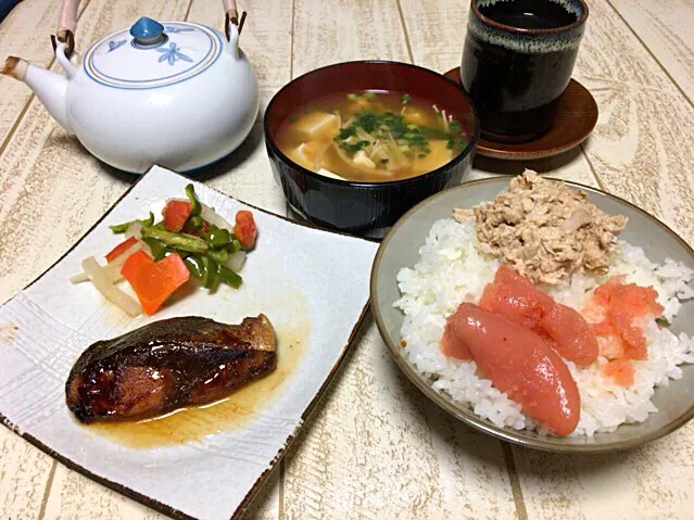 今日の男飯(＞人＜;)ぶりの照り焼きwithピクルスandしめじと豆腐の味噌汁and激ヤバ辛子明太子andシーチキンマヨごはん♬|ひーちゃんさん