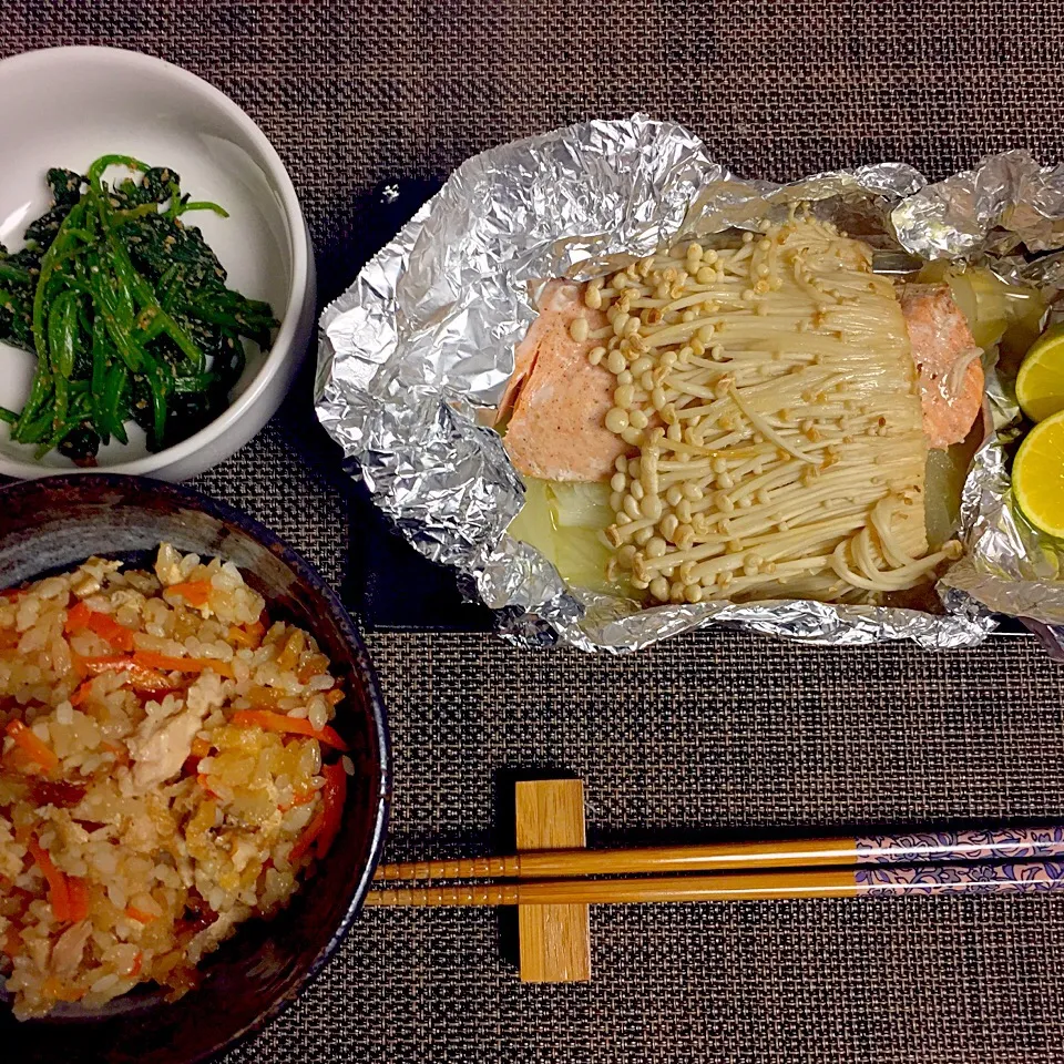 鮭のホイル焼き、にんじんと油揚げの炊き込みご飯、ほうれん草の胡麻和え|みみこさん