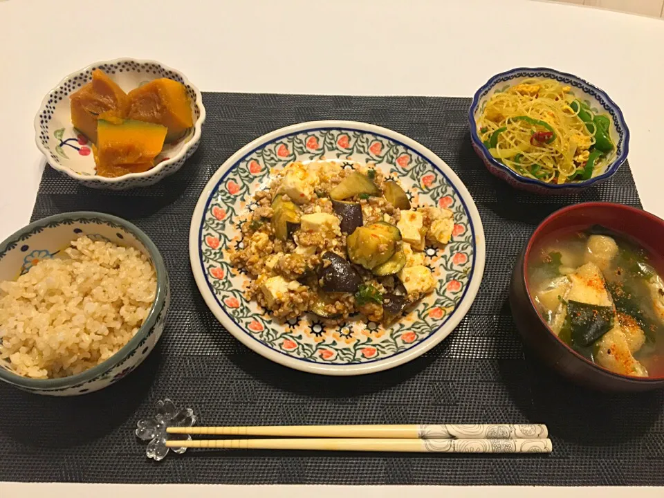 麻婆茄子🍆
カレー風ビーフン炒め🍛
かぼちゃの煮つけ🎃
わかめとお揚げのお味噌汁
玄米|にゅきさん