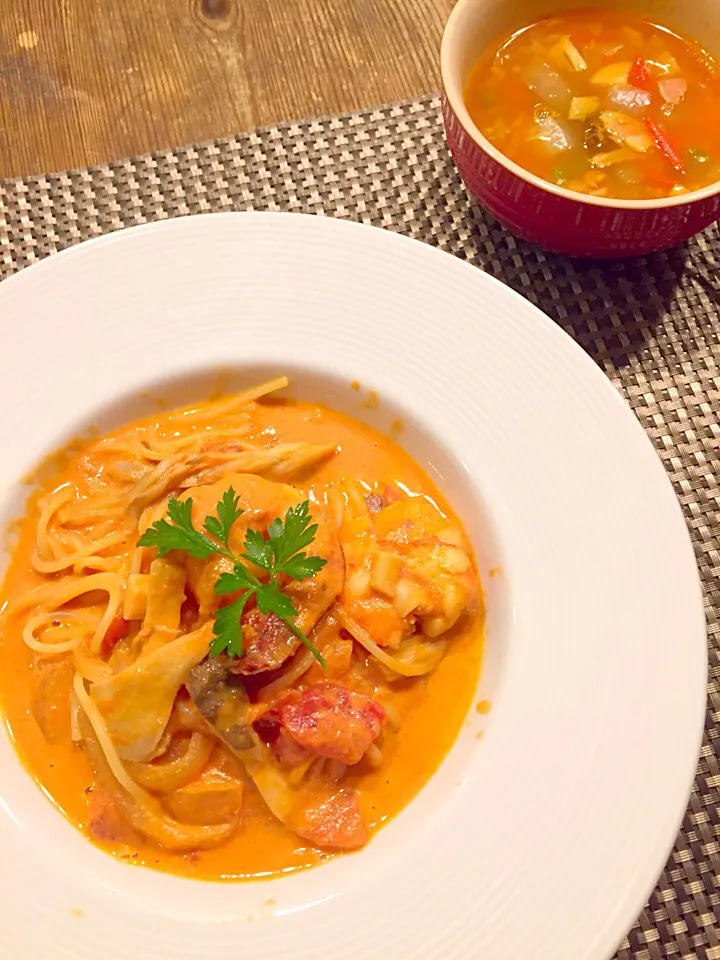 日曜日のパスタ🍝今日は海老とキノコのトマトクリームソース🍤🍄🍅たっぷり野菜のミネストローネ🍃|まみりんごさん