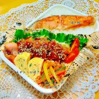 旦那弁当♡スタミナトンテキ、チーズのベーコン巻き、焼き鮭、パプリカ ピーマン 人参の塩きんぴら、ネギ入り卵焼き|K♡mamaさん