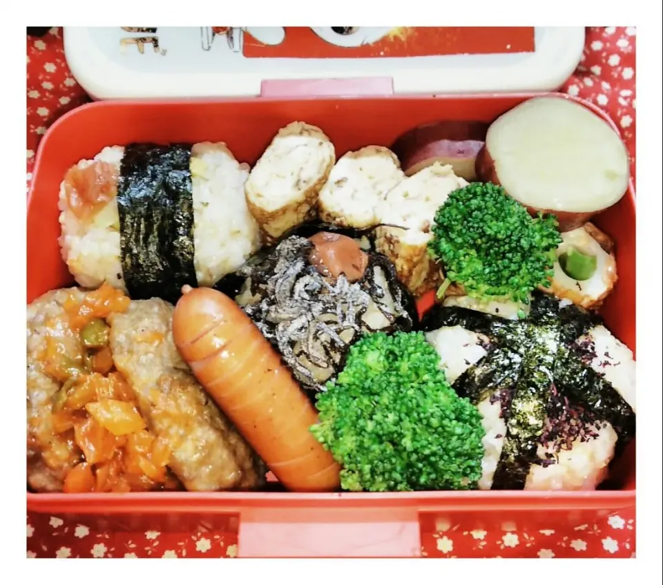 娘弁当🍱
おにぎり～
    お芋ハチミツレモン煮   
お芋好きなのであきもせずほぼ毎日😅|miimiさん