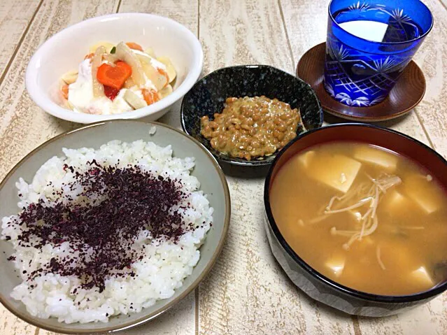 今日の男飯(＞人＜;)朝ごはんバージョン♬納豆andしめじと豆腐の味噌汁andバナナと三ケ日みかんヨーグルト♬|ひーちゃんさん