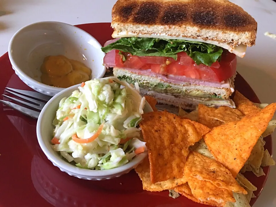 Roasted turkey, avocado, apple smoked ham, heirloom tomato, lettuce, Munster cheese 🧀 and green leaf lettuce on toasted white bread 🍞|Garthoneさん