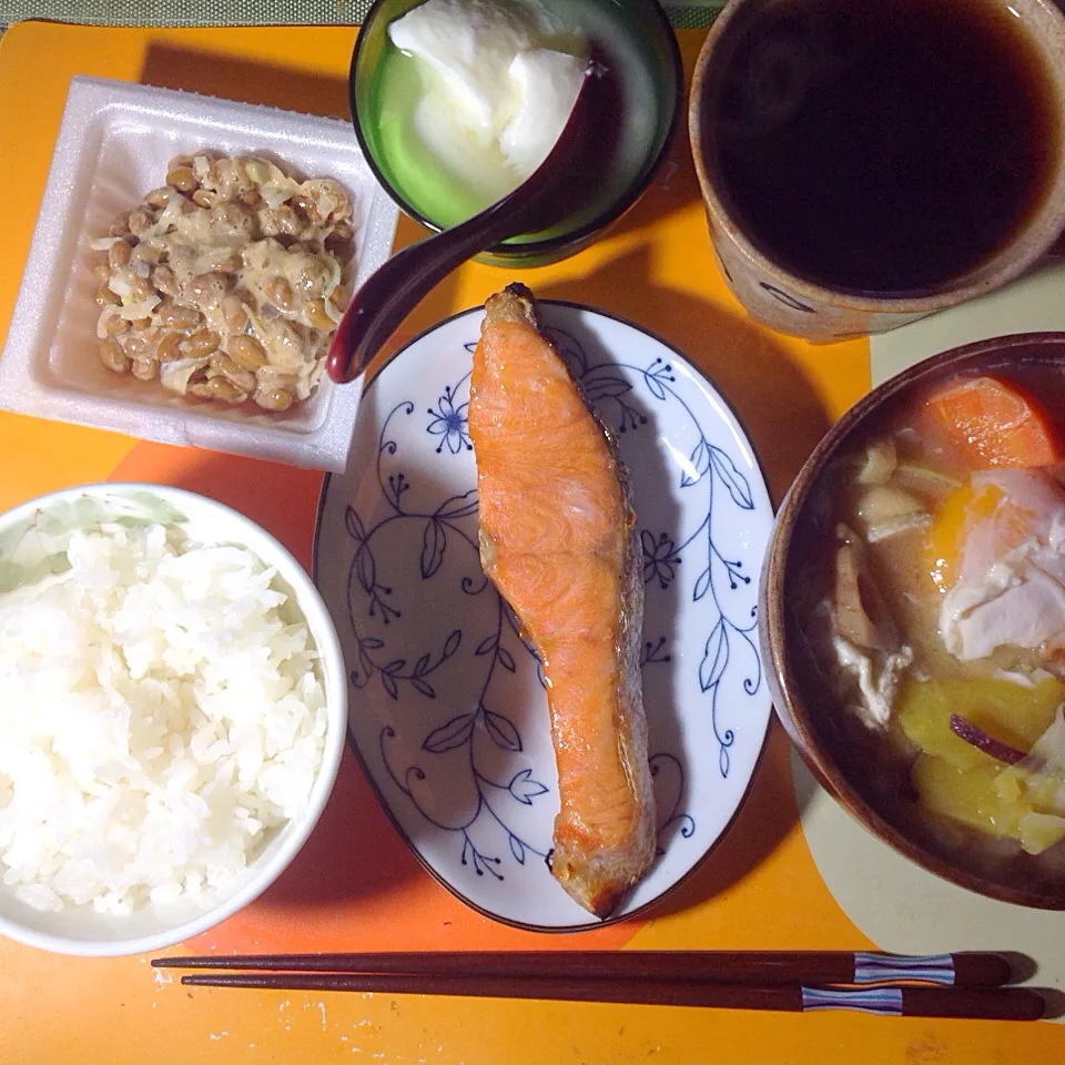 相変わらずの定番朝ごはん
ごはん
具だくさん味噌汁
焼き鮭
納豆
ヨーグルト
コーヒー|shozuuさん