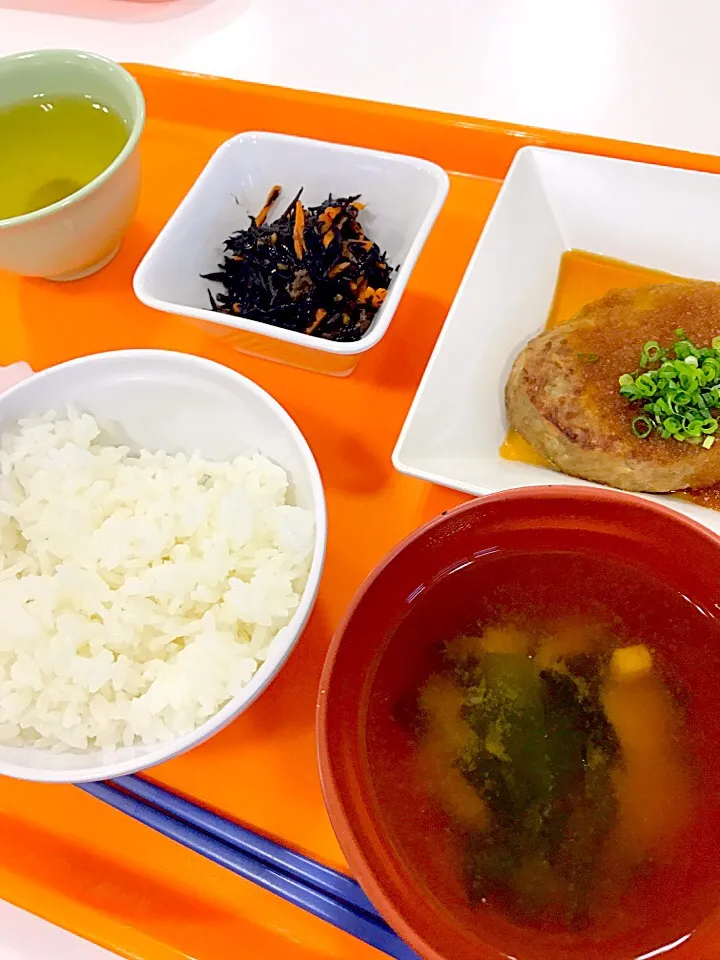 Snapdishの料理写真:学食  おろしハンバーグ  ひじき煮  若芽と豆腐のお味噌汁  お茶🍵|ch＊K*∀o(^^*)♪さん