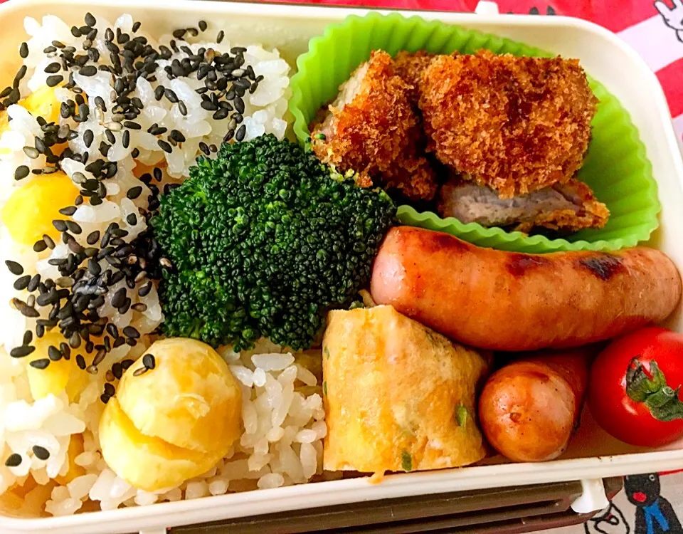 Snapdishの料理写真:今日のお昼は栗ご飯弁当🍱✨🌰🍚🍅🍖午後からも頑張るぞ💪😋💞|らいとさん