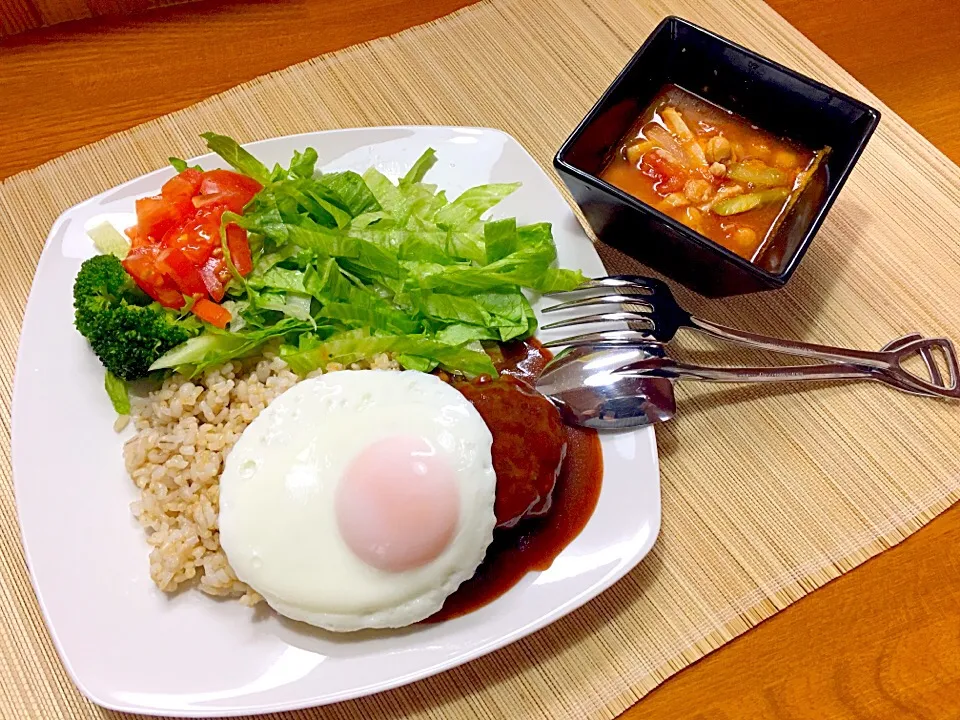 Snapdishの料理写真:本日の朝食〜ロコモコ・
              ヒヨコ豆のトマト野菜スープ〜|Yuka mamaさん