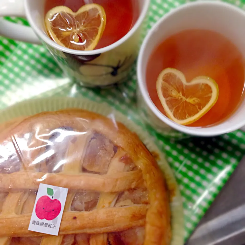 青森・移山寮から届いた紅玉のアップルパイ🍎ハートのレモンティーと頂きます(*❛⊰❛)ʓਡ～❤|こなちゅんさん