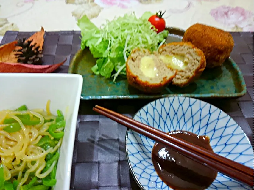 チーズ*イン*メンチ😆ピーマンとしらたきのめんつゆ炒め😍もやしの味噌汁|たえさん