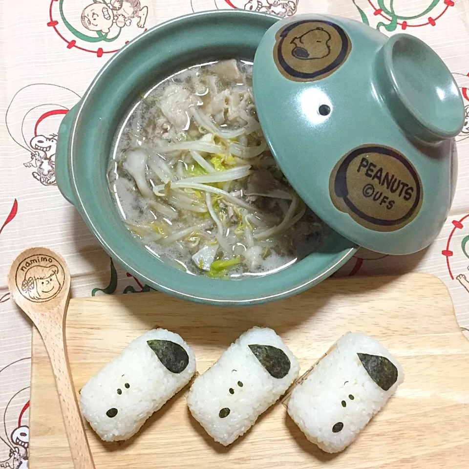 Snapdishの料理写真:もやし鍋 スヌーピーおにぎり|namimoさん