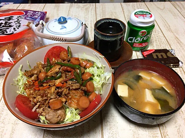 今日の男飯(＞人＜;)夕ご飯バージョン♬
豚丼and玉ねぎと豆腐の味噌汁withやぶきた茶♬|ひーちゃんさん