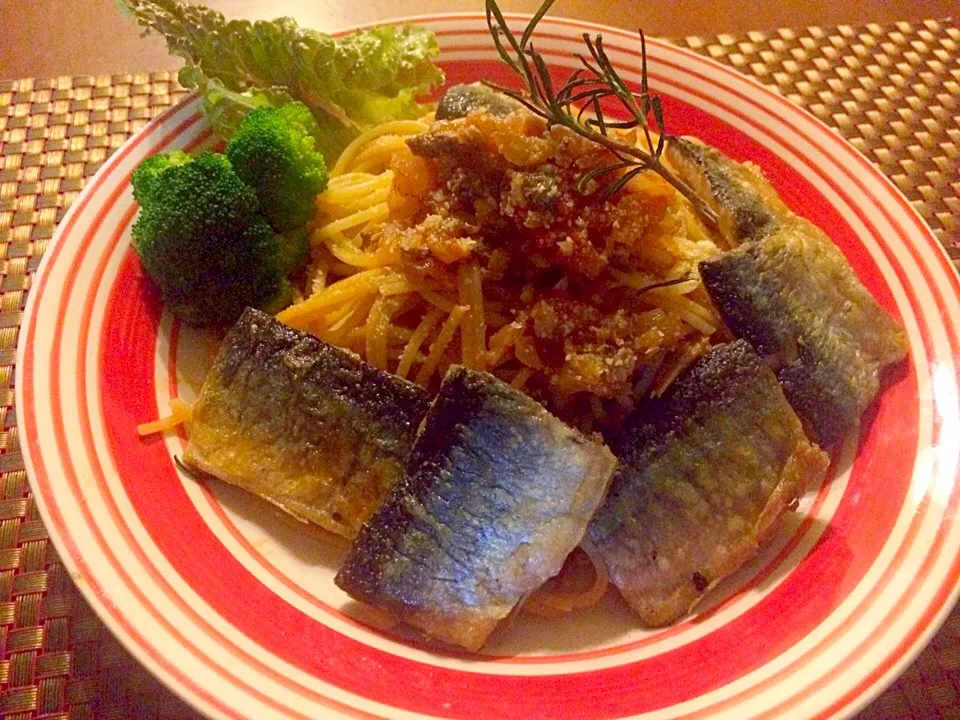 Spaghetti con pesce azzurro e pomodorino🍝ｽﾊﾟｹﾞｯﾃｨ･ｺﾝ･ﾍﾟｰｼｪ･ｱｯｽﾞｰﾛ･ｴ･ﾎﾟﾓﾄﾞﾘｰﾉ<秋刀魚とﾄﾏﾄのｽﾊﾟｹﾞｯﾃｨ>|🌈Ami🍻さん