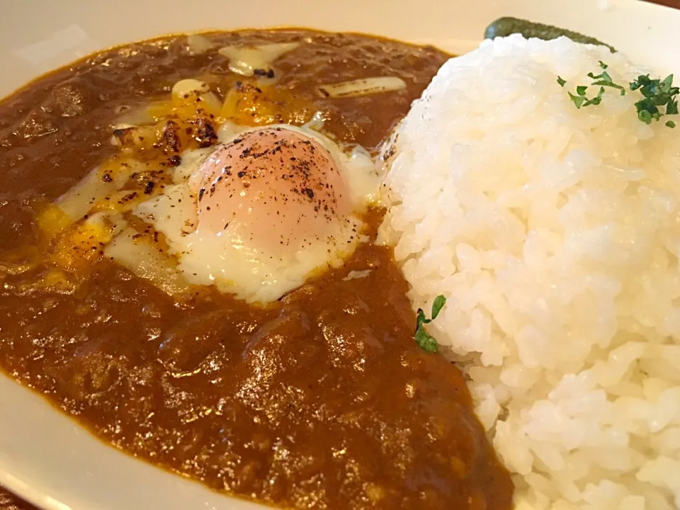 Snapdishの料理写真:温玉のせチーズカレー🍛🍴|とまと🍅さん