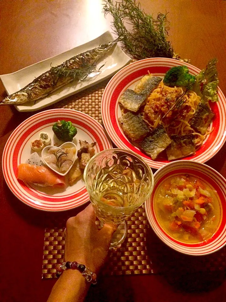 Tpday's Italian Dinner🍴前菜･ﾐﾈｽﾄﾛｰﾈ･秋刀魚のﾛｰｽﾞﾏﾘｰｿﾙﾄ焼き･秋刀魚のﾄﾏﾄｿｰｽﾊﾟｽﾀ|🌈Ami🍻さん