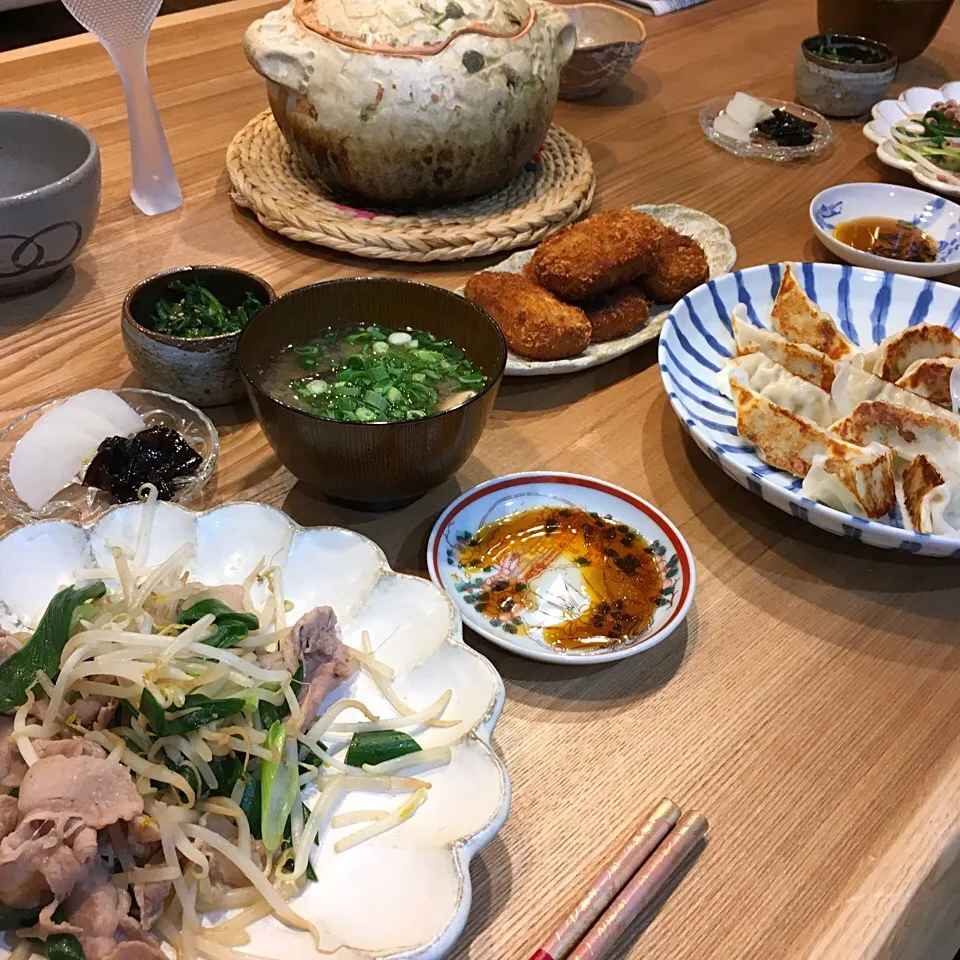 Snapdishの料理写真:今夜のん♪

豚もやし
コロッケ
餃子
菊菜のナムル
香の物|Momo Hanaさん