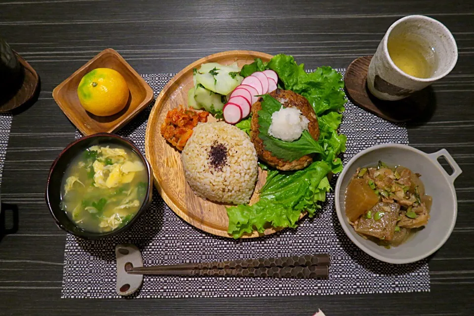 今夜のおうちごはん。玄米、野菜たっぷり和風ハンバーグ、豚バラと大根煮、白瓜塩レモン浅漬け、キムチ、卵スープ、デザートの蜜柑です。|かれんさん