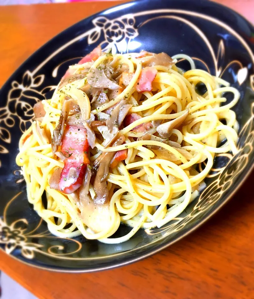 🍝Today's dinner🍝
舞茸と厚切りベーコンのクリームパスタ|クランちゃんさん