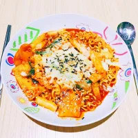 Samyang bul nak + tteobokki + cheese = sambokkichee 🔥🔥😋|Julia Kosasyさん